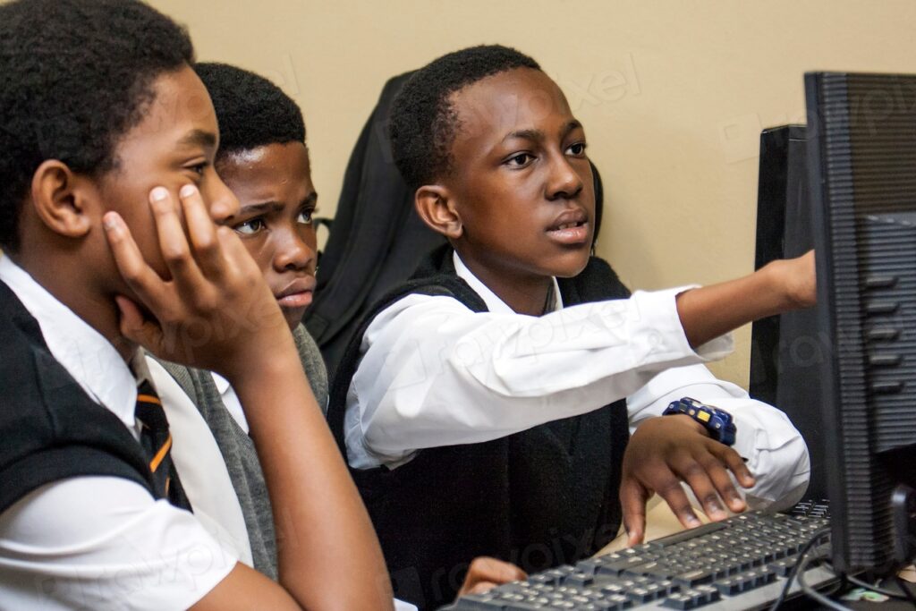 Élèves en atelier de programmation et d'initiation au code
